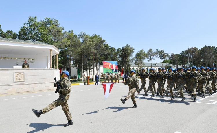 Prezident Müdafiə Nazirliyinin komando hərbi hissəsində olub -