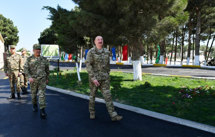Prezident Müdafiə Nazirliyinin komando hərbi hissəsində olub -