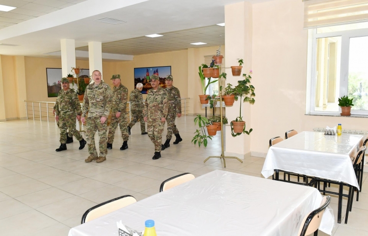 Prezident Müdafiə Nazirliyinin komando hərbi hissəsində olub -