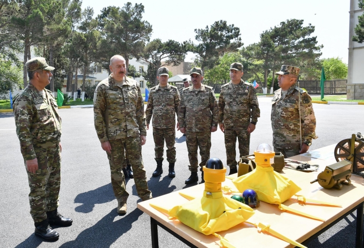 Prezident Müdafiə Nazirliyinin komando hərbi hissəsində olub -