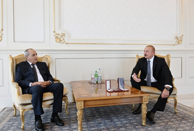 Prezident Rasim Balayevə “İstiqlal” ordenini təqdim edib