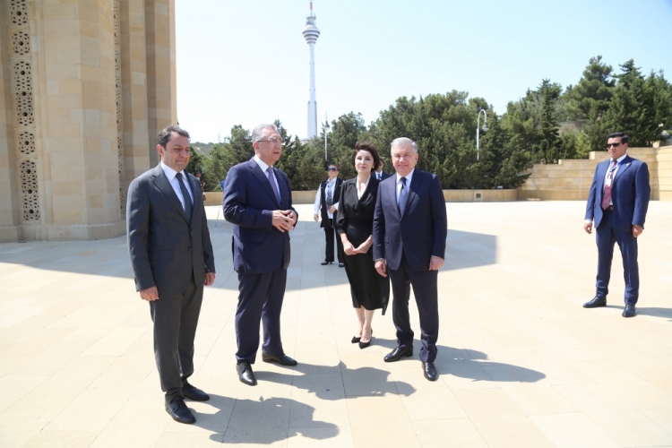 Mirziyoyev Bakıda Şəhidlər Xiyabanını ziyarət edib