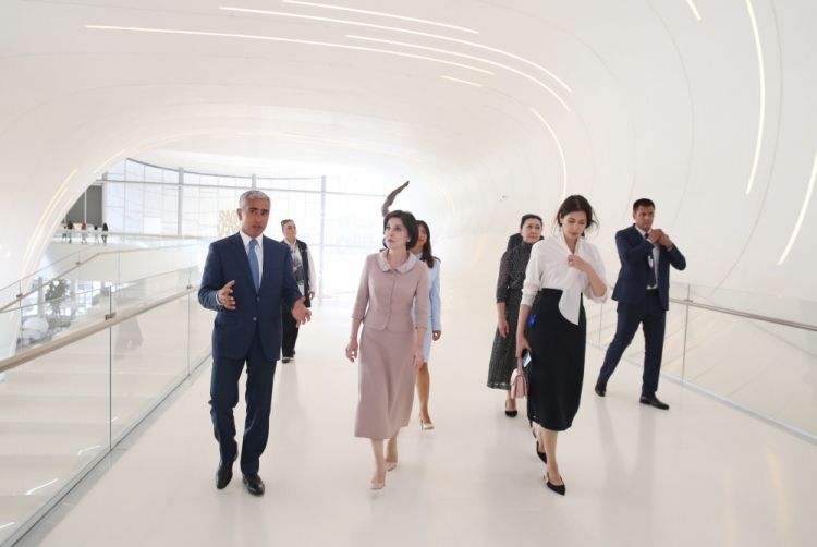 Özbəkistan Prezidentinin xanımı Heydər Əliyev Mərkəzi ilə tanış olub -