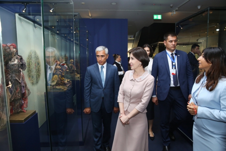 Özbəkistan Prezidentinin xanımı Heydər Əliyev Mərkəzi ilə tanış olub -