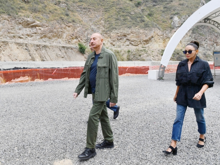 Prezident “İstisu” mineral sudoldurma zavodunun tikintisi və “İstisu” Müalicə-İstirahət Kompleksində görülən işlərlə tanış olub -