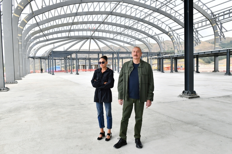 Prezidentlə xanımı Laçın Beynəlxalq Hava Limanında tikinti işlərinin gedişi ilə tanış olublar -