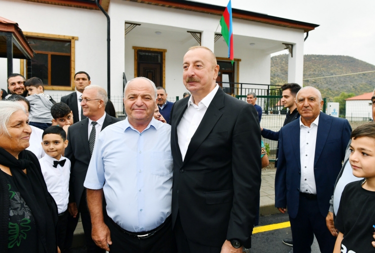 Prezident və birinci xanım Zabuxda görülmüş işlərlə tanış olublar və sakinlərlə görüşüblər -