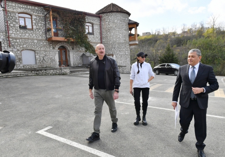 Prezident İlham Əliyev Şuşa şəhərində Qala divarına və ətraf əraziyə baxış keçirib -