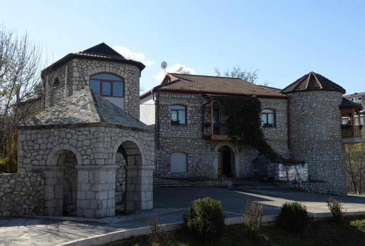 Prezident İlham Əliyev Şuşa şəhərində Qala divarına və ətraf əraziyə baxış keçirib -