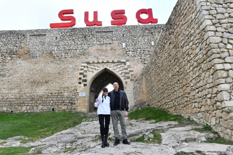 Prezident İlham Əliyev Şuşa şəhərində Qala divarına və ətraf əraziyə baxış keçirib -