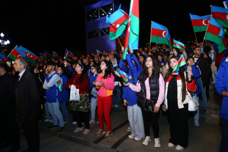 Bakıda Zəfər atəşfəşanlığı -