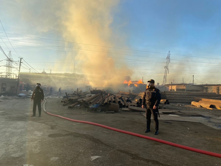 Bakıda inşaat materialları bazarında yanğın olub - 