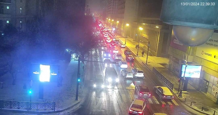 Bakıda qar yollarda tıxaca səbəb olub -