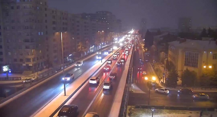 Bakıda qar yollarda tıxaca səbəb olub -