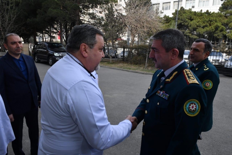 Elçin Quliyev Ermənistanın təxribatı nəticəsində yaralanmış hərbi qulluqçunu ziyarət edib -
