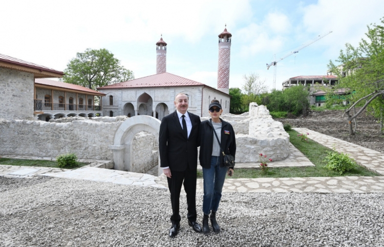 Dövlət başçısı Şuşada Aşağı Gövhər Ağa məscidində aparılan bərpa işləri ilə tanış olub - 