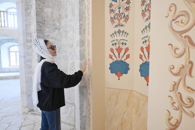 Dövlət başçısı Şuşada Aşağı Gövhər Ağa məscidində aparılan bərpa işləri ilə tanış olub - 