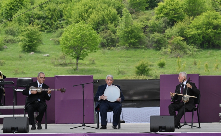 Prezident və birinci xanım  Şuşada “Xarıbülbül” festivalında iştirak ediblər -
