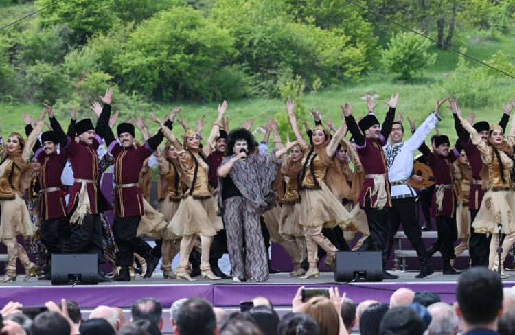 Prezident və birinci xanım  Şuşada “Xarıbülbül” festivalında iştirak ediblər -