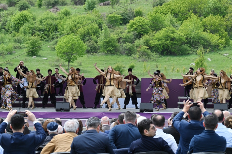 Prezident və birinci xanım  Şuşada “Xarıbülbül” festivalında iştirak ediblər -