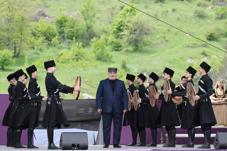 Prezident və birinci xanım  Şuşada “Xarıbülbül” festivalında iştirak ediblər -