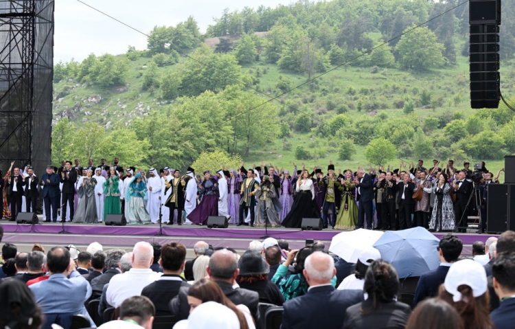 Prezident və birinci xanım  Şuşada “Xarıbülbül” festivalında iştirak ediblər -