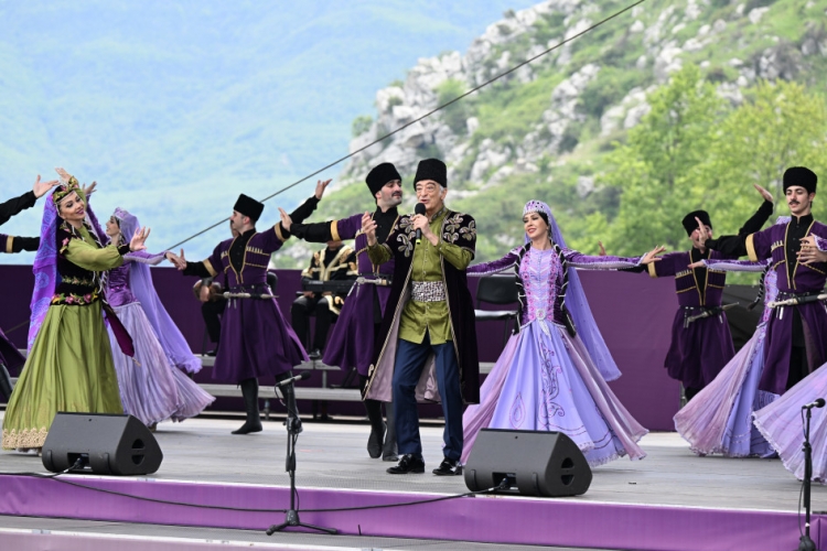 Prezident və birinci xanım  Şuşada “Xarıbülbül” festivalında iştirak ediblər -