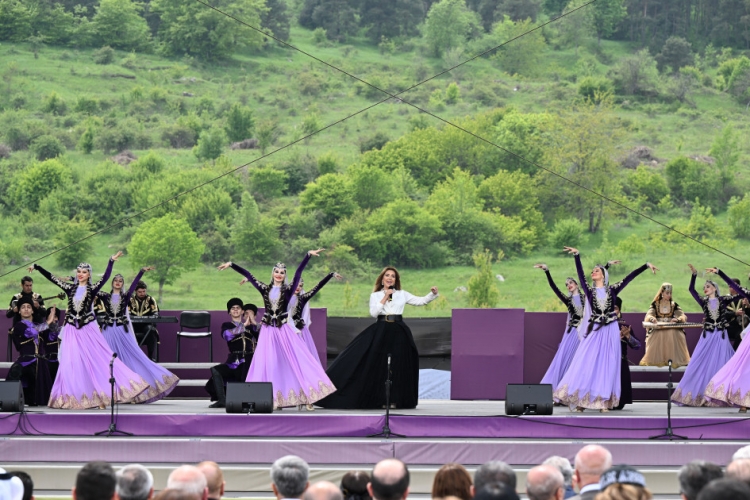 Prezident və birinci xanım  Şuşada “Xarıbülbül” festivalında iştirak ediblər -