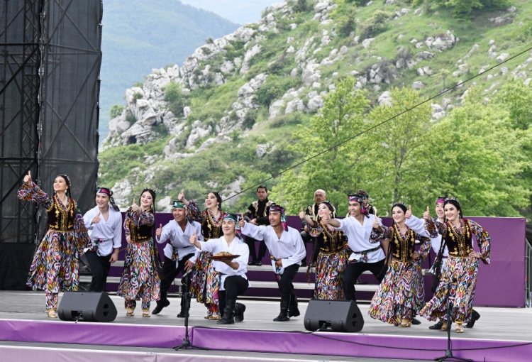 Prezident və birinci xanım  Şuşada “Xarıbülbül” festivalında iştirak ediblər -