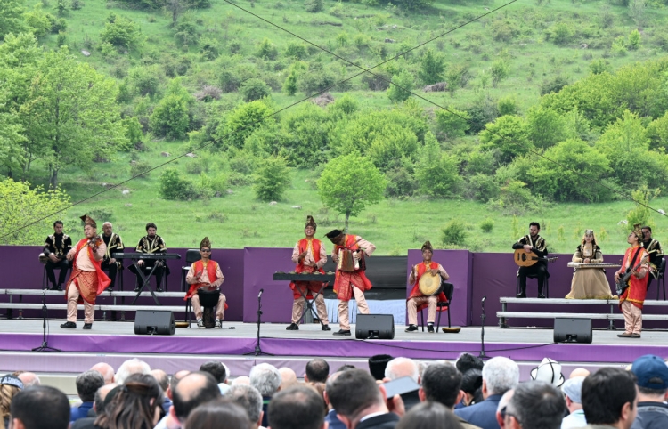 Prezident və birinci xanım  Şuşada “Xarıbülbül” festivalında iştirak ediblər -