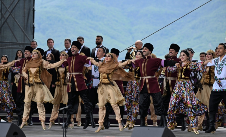 Prezident və birinci xanım  Şuşada “Xarıbülbül” festivalında iştirak ediblər -