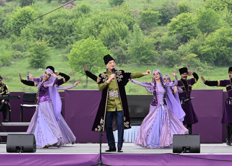 Prezident və birinci xanım  Şuşada “Xarıbülbül” festivalında iştirak ediblər -