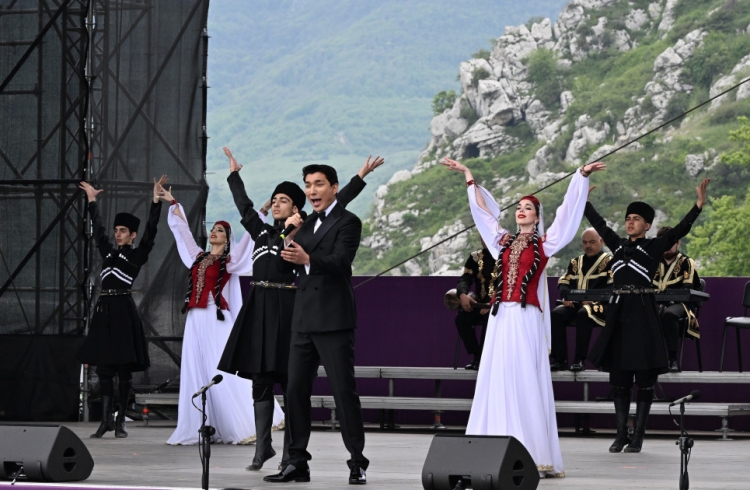 Prezident və birinci xanım  Şuşada “Xarıbülbül” festivalında iştirak ediblər -