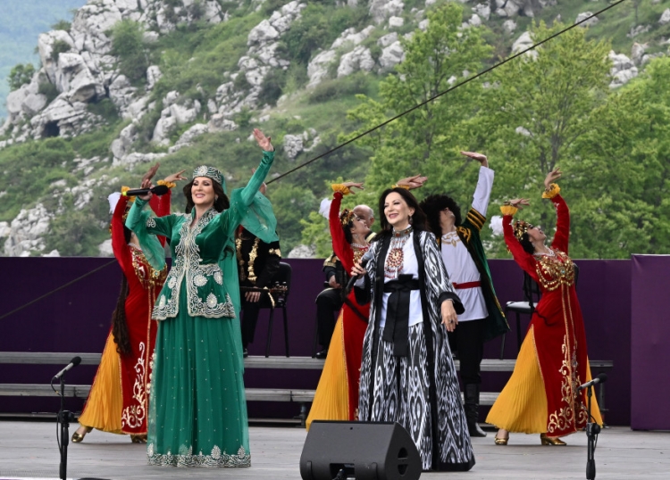 Prezident və birinci xanım  Şuşada “Xarıbülbül” festivalında iştirak ediblər -