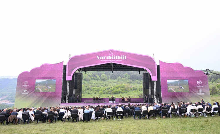 Prezident və birinci xanım  Şuşada “Xarıbülbül” festivalında iştirak ediblər -