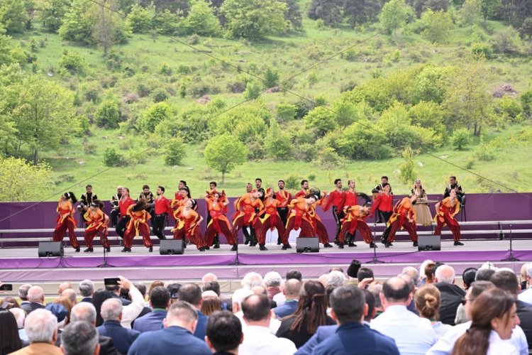 Prezident və birinci xanım  Şuşada “Xarıbülbül” festivalında iştirak ediblər -