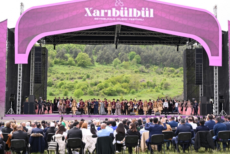 Prezident və birinci xanım  Şuşada “Xarıbülbül” festivalında iştirak ediblər -