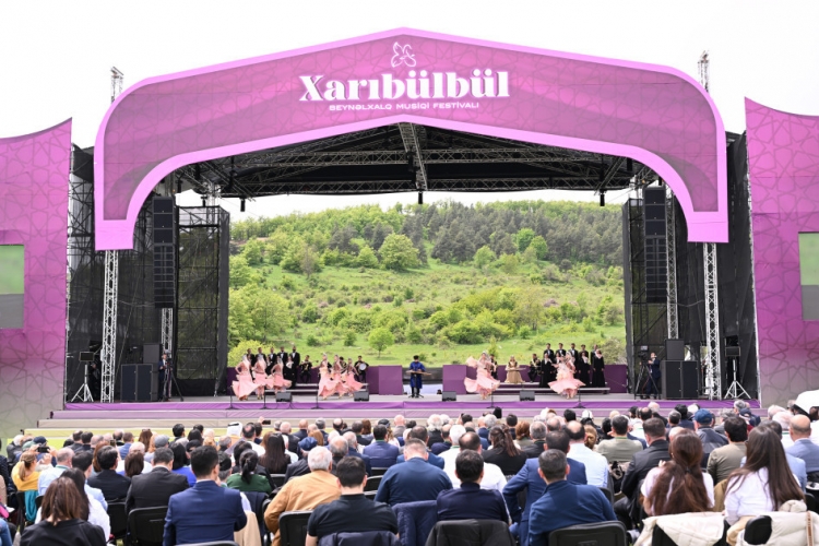 Prezident və birinci xanım  Şuşada “Xarıbülbül” festivalında iştirak ediblər -
