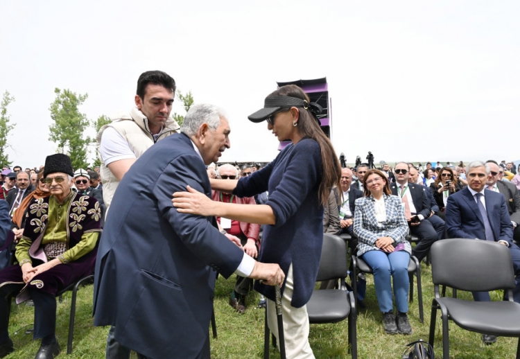 Prezident və birinci xanım  Şuşada “Xarıbülbül” festivalında iştirak ediblər -