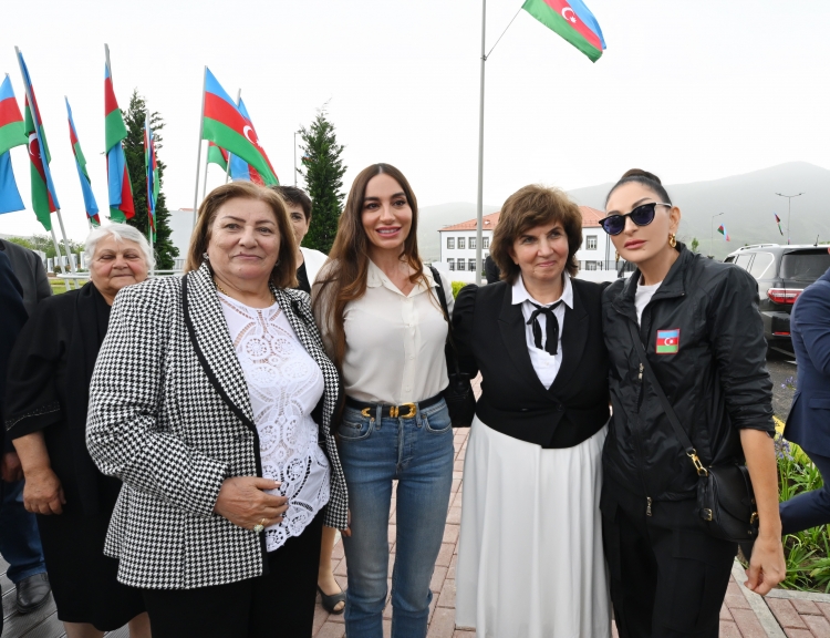 İlham Əliyev və Mehriban Əliyeva Xocalı şəhərinə köçən sakinlərlə görüşüblər -