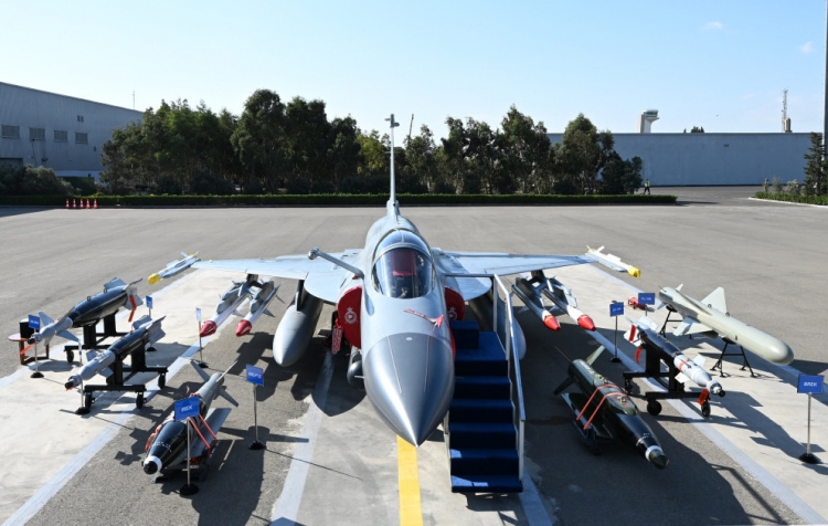 Prezidentə çoxməqsədli "JF-17C" təyyarələri təqdim olunub -