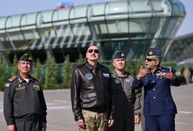 Prezidentə çoxməqsədli "JF-17C" təyyarələri təqdim olunub -
