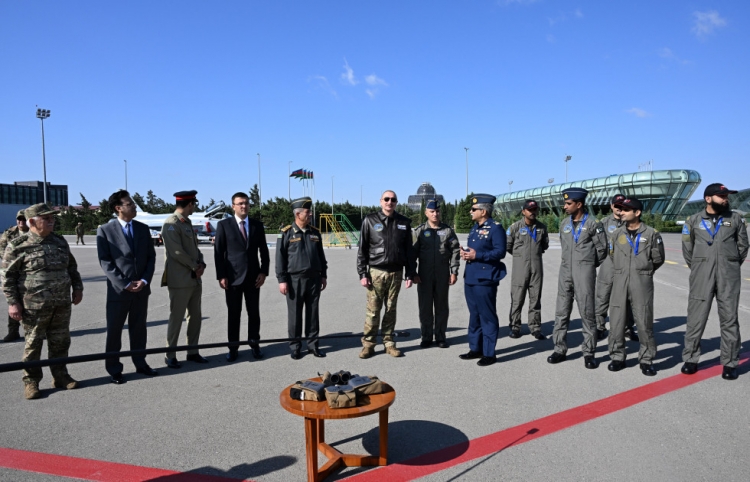 Prezidentə çoxməqsədli "JF-17C" təyyarələri təqdim olunub -