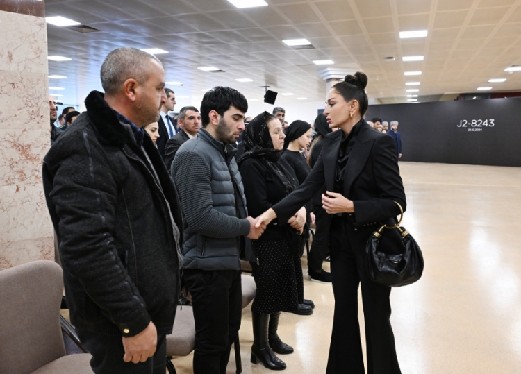 Prezident təyyarə qəzasında həlak olan ekipaj üzvlərinin vida mərasimində iştirak edib -