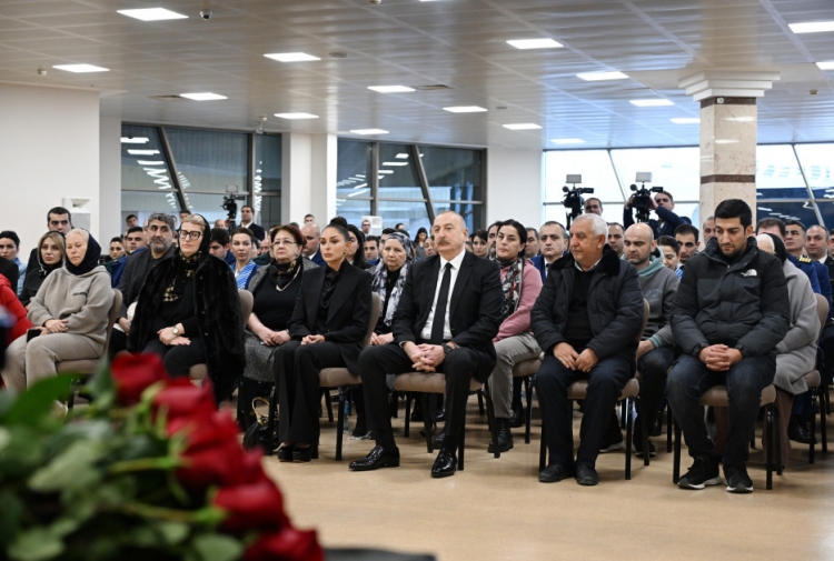 Prezident təyyarə qəzasında həlak olan ekipaj üzvlərinin vida mərasimində iştirak edib -