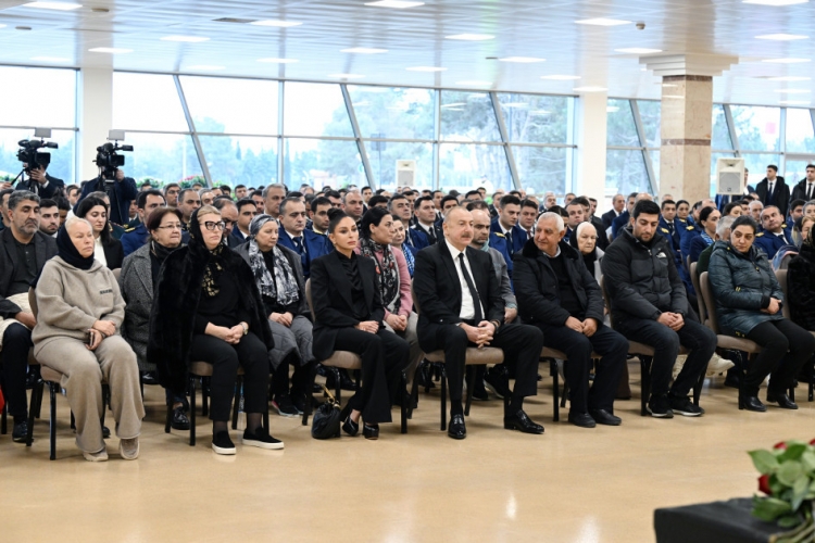 Prezident təyyarə qəzasında həlak olan ekipaj üzvlərinin vida mərasimində iştirak edib -