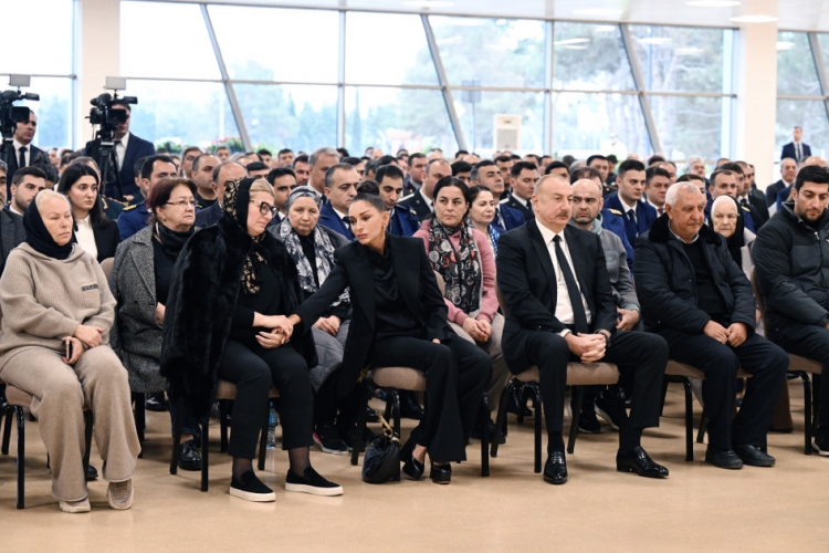 Prezident təyyarə qəzasında həlak olan ekipaj üzvlərinin vida mərasimində iştirak edib -