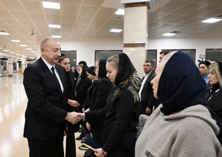 Prezident təyyarə qəzasında həlak olan ekipaj üzvlərinin vida mərasimində iştirak edib -