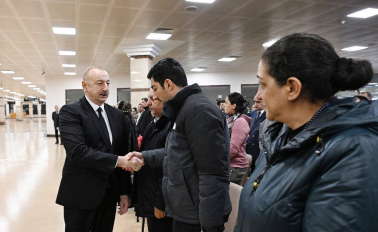 Prezident təyyarə qəzasında həlak olan ekipaj üzvlərinin vida mərasimində iştirak edib -