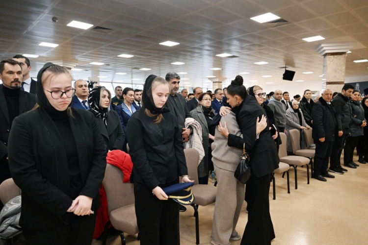 Prezident təyyarə qəzasında həlak olan ekipaj üzvlərinin vida mərasimində iştirak edib -
